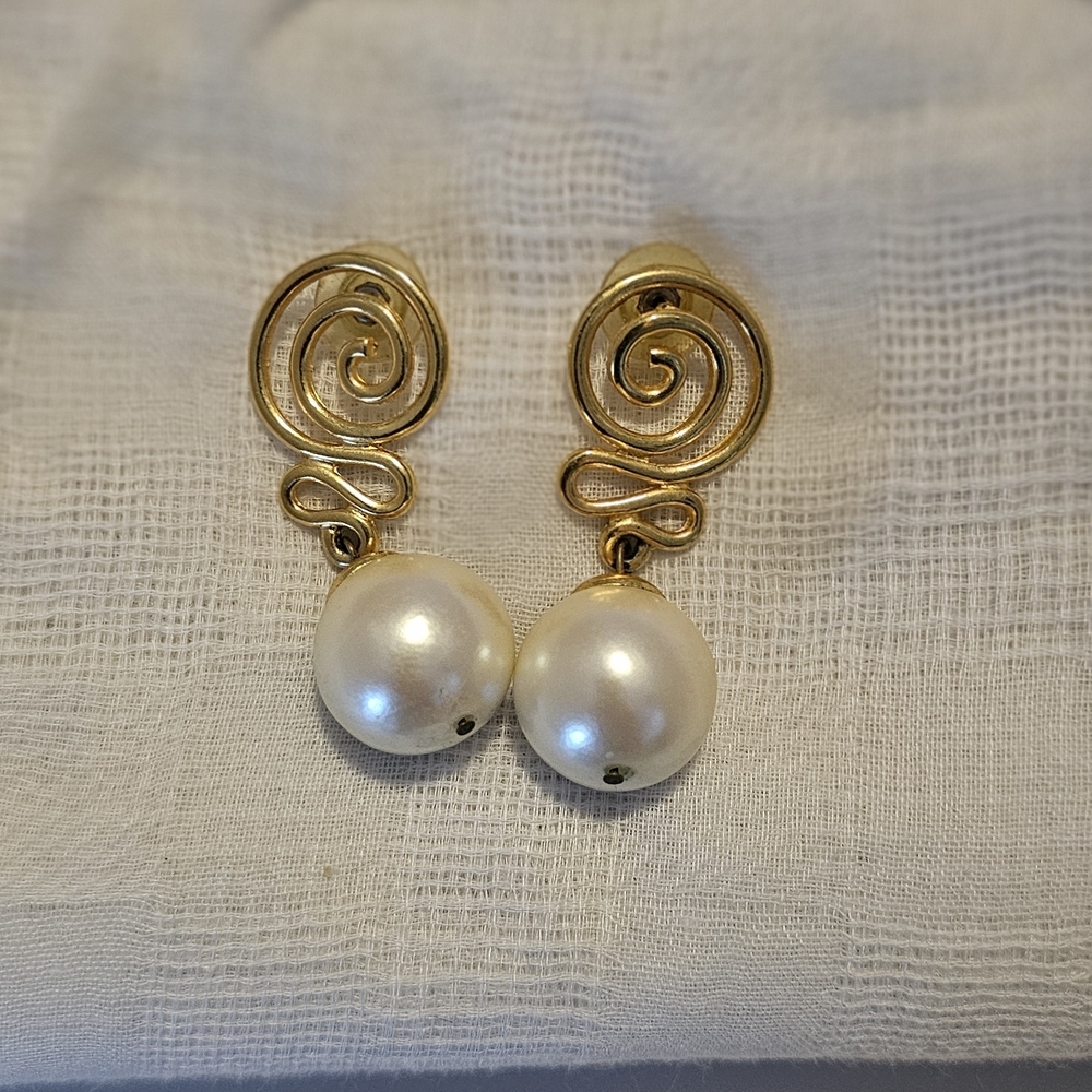 Gold Swirl Pearl Drop Earrings - Classic Elegance